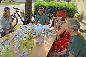 Diskussionsrunde zum Thema Digitalisierung in der Landwirtschaft. Von links: Kathleen Bischoff (ATB), Detlef May (LVAT), MdB Domscheit-Berg, Thomas Ilte (ATB). Foto: Judith Wachinger/ATB