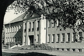Nerlich Plastik am Giebel des Hauptgebäudes. Aufnahme aus den 70er Jahren (Foto: ATB)