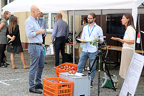 Dr. Manuela Zude und Martin Penzel stellen Methoden für den präzisen Obstbau vor (Foto: Foltan/ATB)
