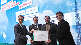 Handover of the funding certificate for the DigiMix-PA project by the Federal Minister Cem Özdemir at the IGW2023. 