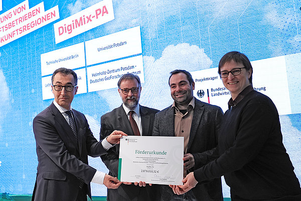 Bescheidübergabe für das Projekt DigiMix-PA durch Bundesminister Cem Özdemir auf der IGW2023