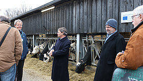 Rundgang zum "Wohlfühlstall". Von links: Prof.Dr. Thomas Amon (ATB), Detlef May (LVAT), Min Axel Vogel (MLUK)