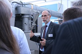 Dr. Jörg Ehlbeck, INP, demonstriert im Technikum des ATB die Plasmaanlage aus einem weiteren gemeinsamen Plasmaprojekt (3Plas, Förderung: BMEL) (Foto: Foltan/ATB)