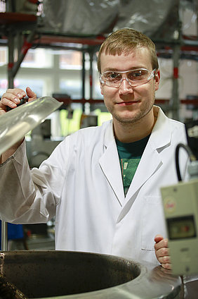 Benjamin Wirth im Biogaslabor (Foto: Grimm/ATB)
