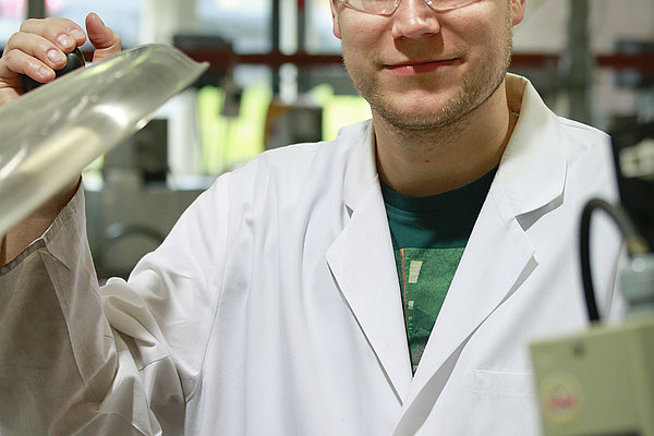 Benjamin Wirth im Biogaslabor (Foto: Grimm/ATB)
