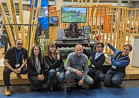 Teamfoto: ATB präsentiert elektrisches Mähwerk am Stand des BMEL