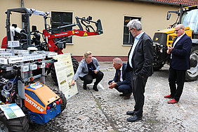 Dr. Jana Käthner erläutert den Entwicklungsstand von Pflegerobotern für den Obstbau (Foto: Foltan/ATB)