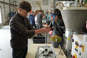 Erde per Hand abwiegen