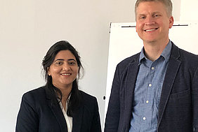 Nazia Yasmin mit Dr. Philipp Grundmann, der die Promotion fachlich begleitet hat. 