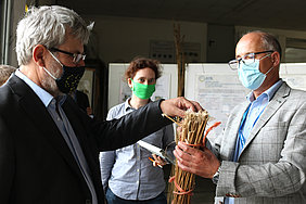 Brandenburgsagrarminister Vogel testet die Feinheit der von Dr. Thomas Hoffmann (rechts) vorgestellten Nesselfasern (Foto: Foltan/ATB)  