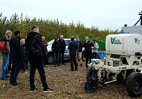 Practical demonstrations of precise lime fertilization attracted great interest (Photo: Ingmar Schröter)