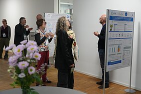 Gespräche zwischen mehreren Personen während der Postersession.