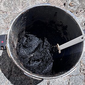 Schnellkochtopf, der künstlichen Torf beinhaltet