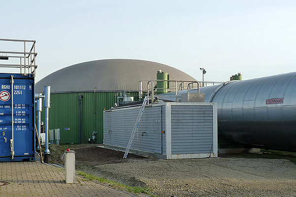 Technikumsanlage für Enzymversuche vor der Praxisanlage in Hessisch Oldendorf (Foto: Kausmann/ATB)
