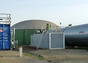 Technikumsanlage für Enzymversuche vor der Praxisanlage in Hessisch Oldendorf (Foto: Kausmann/ATB)
