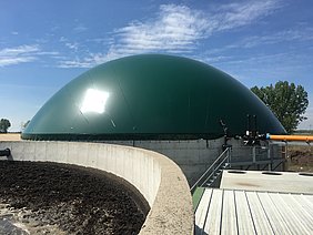 Biogasanlage mit Gärrestlager im Vordergrund (Foto: Munoz/ATB)