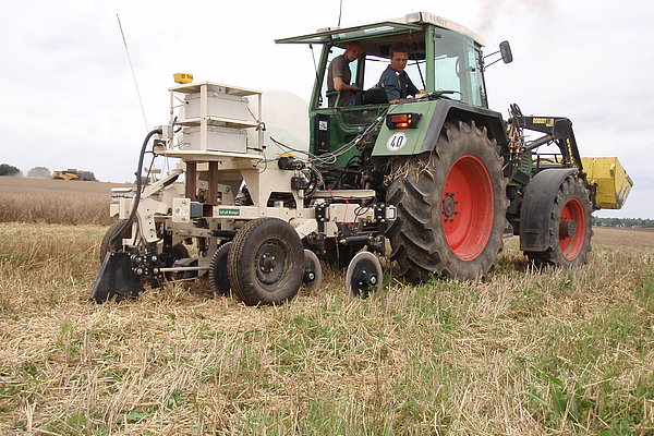 "Looking into the soil" by means of sensors (Photo: Gebbers/ATB)