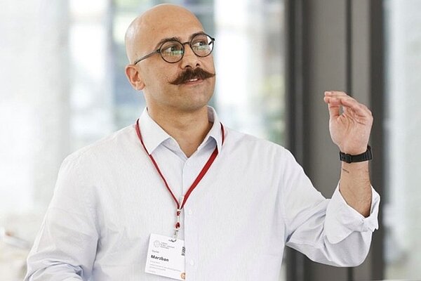 Nahaufnahme von Nader Marzban während seine Präsention