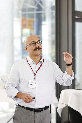 Nahaufnahme von Nader Marzban während seine Präsention