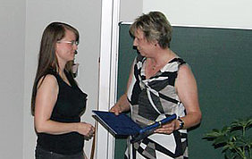 Cornelia Buchholz (rechts) überreicht die Auszeichnung an Susanne Demba (Foto: Baumgarten / HU Berlin)
