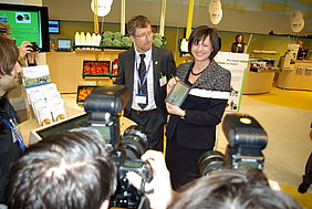 Bundeslandwirtschaftsministerin Ilse Aigner mit Dr. Martin Geyer (ATB) am ATB-Stand Frischeterminal (Foto: ATB)