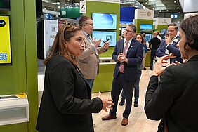 Interessierte am Stand des ATB