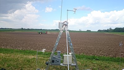 Measuring device in the field for fine dust and for airborne germ collection when spreading chicken manure (Photo: ATB)