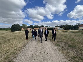 Die Gruppe läuft über einen Feldweg im Fieldlab in Marquard