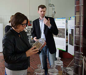 MdB Cornelia Behm im Gespräch mit Jan Mumme im Biokohletechnikum des ATB