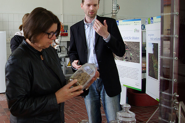 MdB Cornelia Behm im Gespräch mit Jan Mumme im Biokohletechnikum des ATB