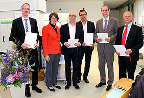 Die 3Plas-Projektpartner. Von links: Dr. Oliver Schlüter (ATB, Koordination 3Plas), PSt Dr. Maria Flachsbarth, Holger Adamzig (First Sensor AG Berlin), Ingo Cziollek (Cziotec Greifswald), Dr. Jörg Ehlbeck (INP Greifswald), Hartmut Werner (Köhl Maschinenbau GmbH Trier). (Foto: ATB/Foltan)
