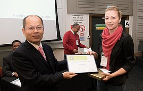 Prof. Da-Wen Sun überreicht den Preis an Sara Bußler (Photo: Bußler)