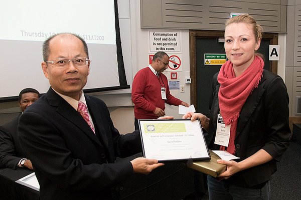 Prof. Da-Wen Sun überreicht den Preis an Sara Bußler (Photo: Bußler)