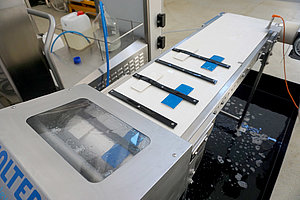 Plasma-prozessiertes Wasser reinigt die Transportbandproben. (Foto: Lietze/ATB)