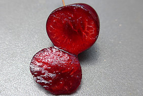 Softening at the right shoulder in sweet cherry due to heat stress (Photo: ATB)
