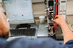 Laboratory for the analysis of fibre properties (Photo: Manuel Gutjahr)