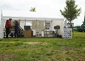 Presentation of new sensor based techniques in the ATB tent (Photo: Gebbers/ATB)