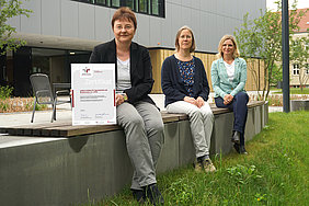 Stellvertretend für alle ATB-Kolleg*innen, die sich für die Vereinbarkeit von Beruf und Familie am ATB einsetzen: Dr. Karin Hassenberg (Betriebsrat ATB), Dr. Ulrike Praeger (Projektleitung buf am ATB), Simone Kuhnt (Personalstelle) mit dem Zertifikat (Foto: Lietze/ATB)