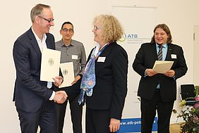 Übergabe des Förderbescheids an SPLASH-Projektpartner Dr.-Ing. Oliver Schlüter, ATB, durch Dr. Christine Natt, BLE (Foto:Foltan/ATB)
