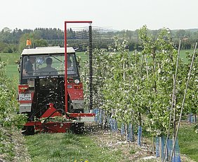 Mechanische Blütenausdünnung in einer Apfelanlage mit Hilfe einer rotierenden Bürste (Foto: ATB)