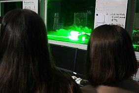 Windkanal optische Darstellung der Luftbewegung mit grünem Laser