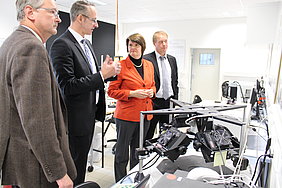Im ATB-Optiklabor. Von Links: Prof. Reiner Brunsch (Wiss. Direktor ATB), Dr. Oliver Schlüter, PSt Dr. Maria Flachsbarth, Uwe Binnewies (BMEL, Ref 224) (Foto: ATB/Foltan)
