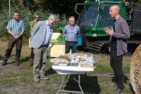 Dr. Carsten Lühr erläutert Nutzungsoptionen für Moorbiomasse (Foto: Pecenka/ATB)
