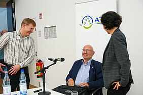 3 Menschen unterhalten sich.