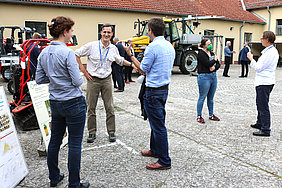 Interessierter Austausch zur Digitalisierung im Pflanzenbau: Dr. Robin Gebbers (Mitte) und Prof. Weltzien (rechts) erläutern den Stand der Forschung (Foto: Foltan/ATB)