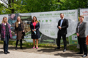 Die Akteure der heutigen Eröffnung vor dem GO-GRASS-Banner (von links): Dr. Simone Leinkauf (ProWissen), Dr. Sonja Germer (ATB), Min Dr. Manja Schüle (MEFK), OB Mike Schubert (LH Potsdam), Prof. Dr. Annette Prochnow (ATB) (Foto: proWissen Potsdam e.V.)