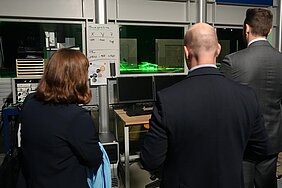 Vorführung im Grenzschicht-Windkanal. Grünes Laserlicht verdeutlicht die Messung.