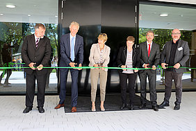 MinR Dr. Bernhard Polten (BMEL), Prof. Dr. Sebastian Lentz (Leibniz-Gemeinschaft), Min Dr. Martina Münch (MWFK), Prof. Dr. Annette Prochnow (ATB), OB Mike Schubert (Landeshauptstadt Potsdam), Architekt Thiemo Pesch (agn) durchschneiden gemeinsam das 'Grüne Band' und übergeben damit das neue Forschungsgebäude an die Wissenschaft. (Foto: Foltan/ATB)
