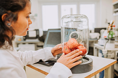 Testing the respiration sensor (Photo: Manuel Gutjahr)