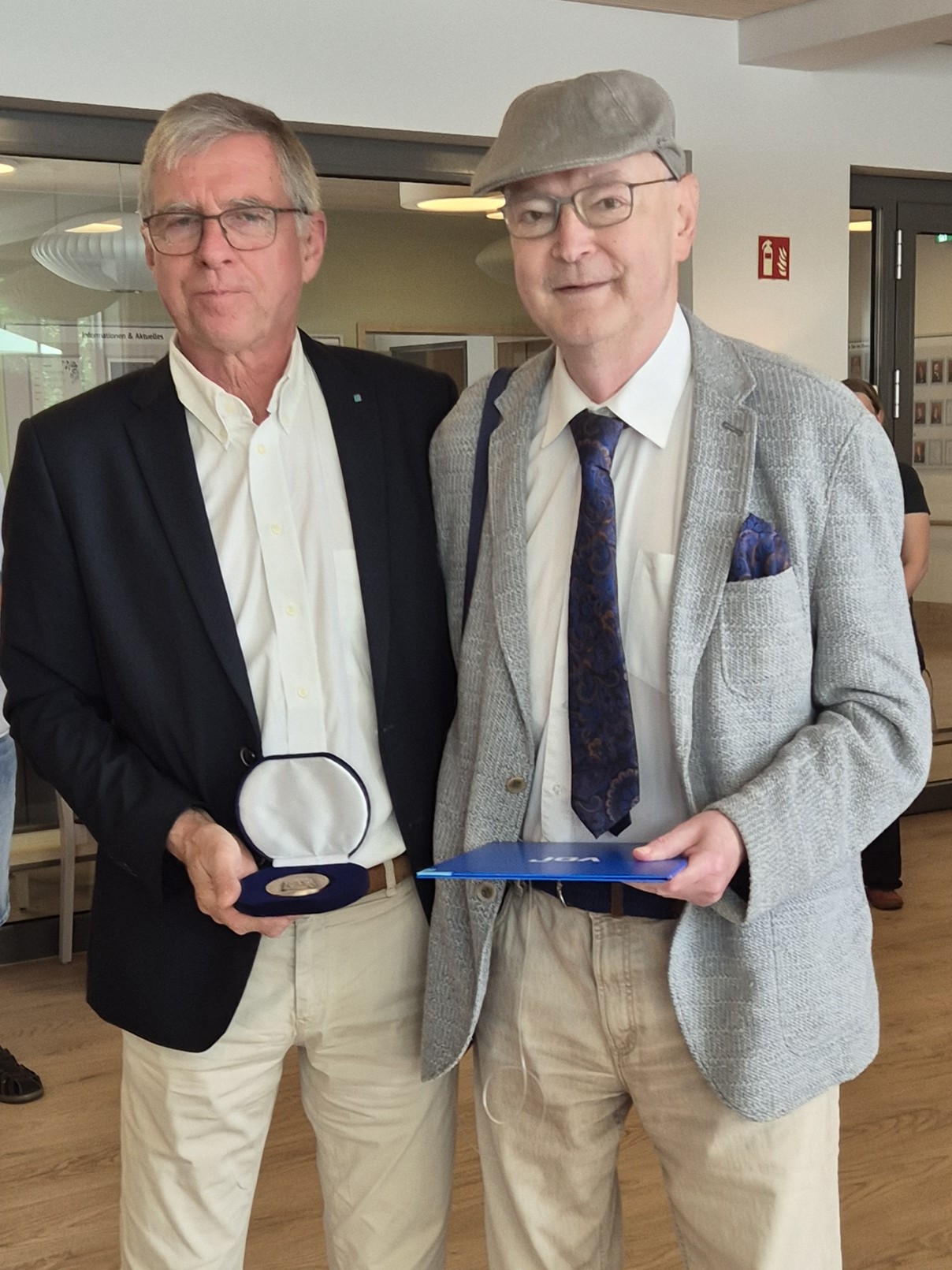 Presentation of the commemorative medal from Demmel to Brunsch.